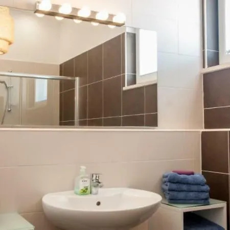 Penthouse Ana Sutivan